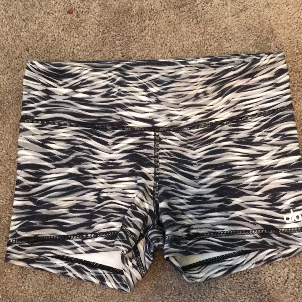 Alo yoga got yoga shorts M